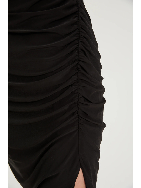 Moodo Přiléhavé šaty se sklady černé Moodo