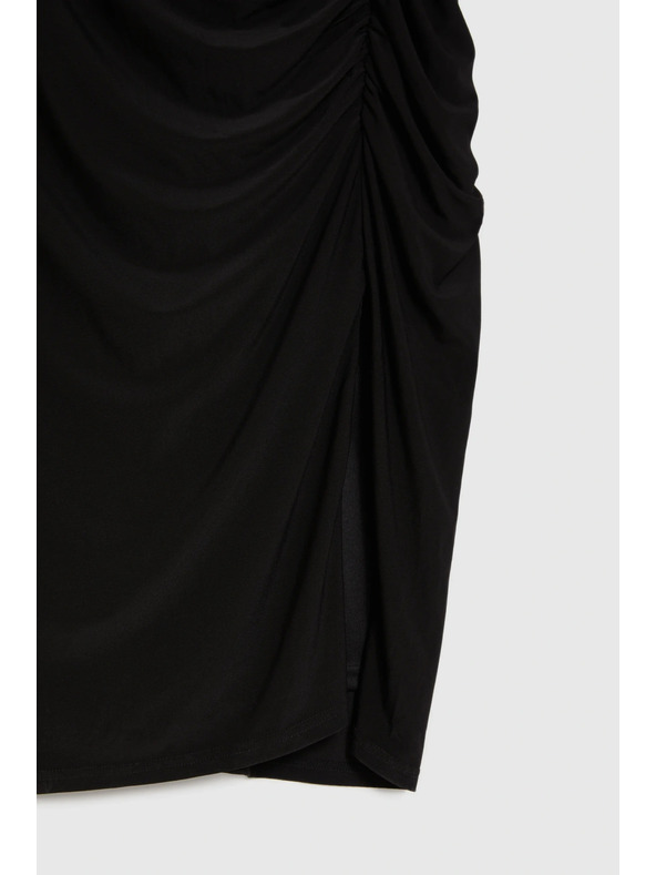 Moodo Přiléhavé šaty se sklady černé Moodo