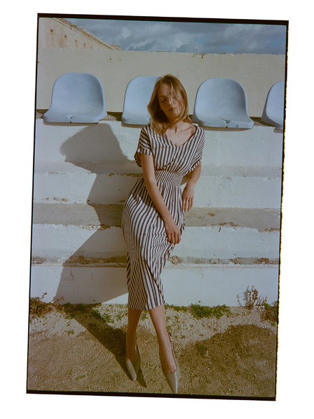 Moodo Šaty z viskózy v pruzích tmavě modré Moodo