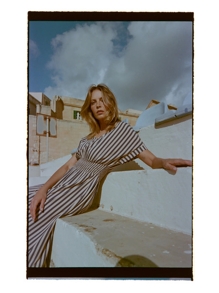 Moodo Šaty z viskózy v pruzích tmavě modré Moodo