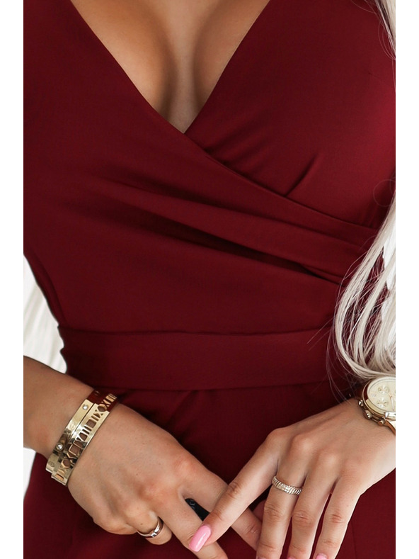 numoco Elegantní šaty s psaníčkovým výstřihem - vínová barva Numoco NINA