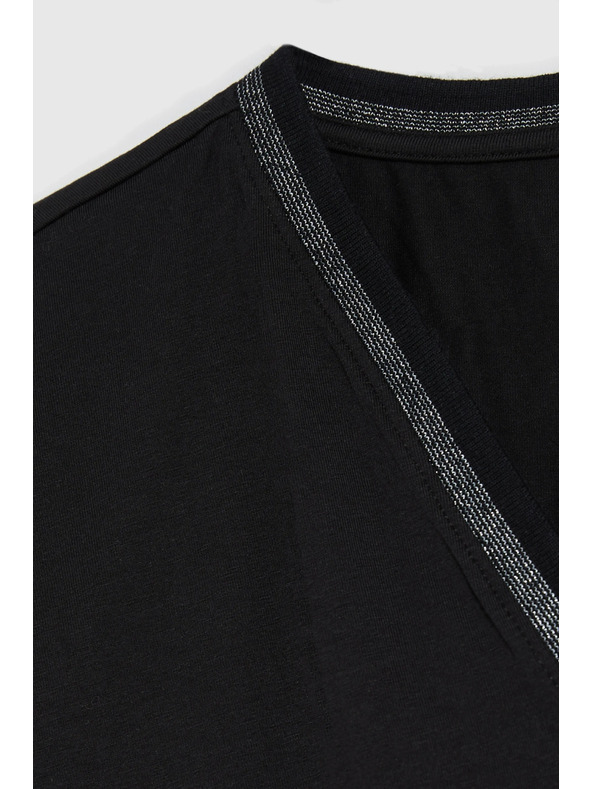 Moodo Bavlněné tričko s výstřihem do véčka černé Moodo