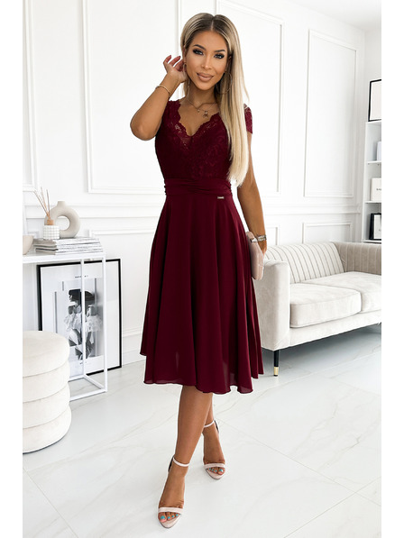numoco Šifonové šaty s krajkovým výstřihem - Vínová barva Numoco LINDA
