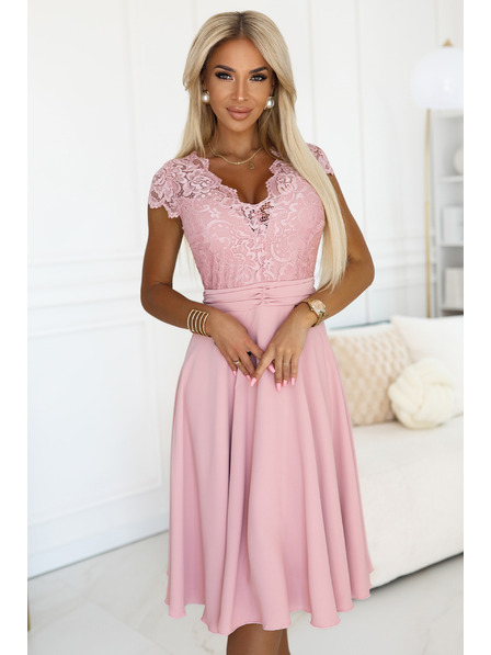 numoco Světle růžové šifonové šaty s krajkovým výstřihem