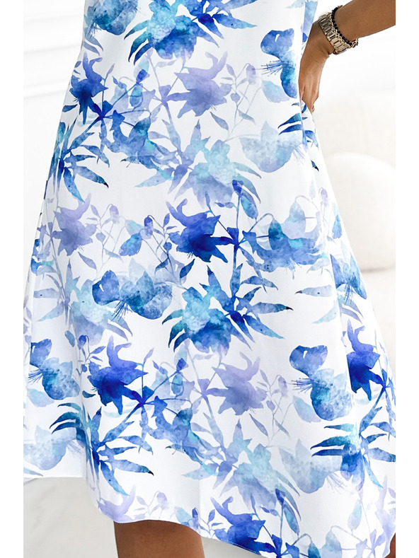 numoco VICTORIA Bílé šaty s trapézovým vzorem - modrý vzor