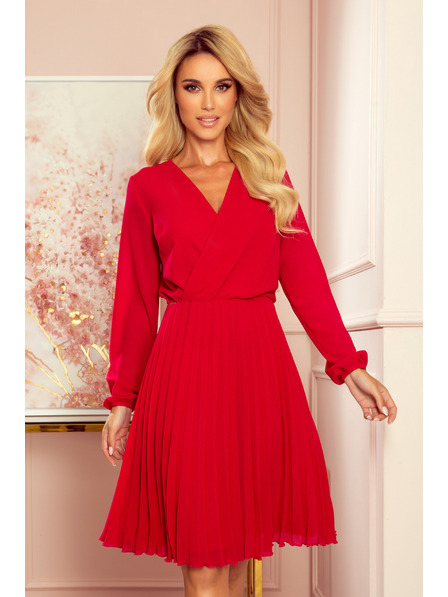numoco ISABELLE Plisované šaty s výstřihem a dlouhým rukávem - Červené