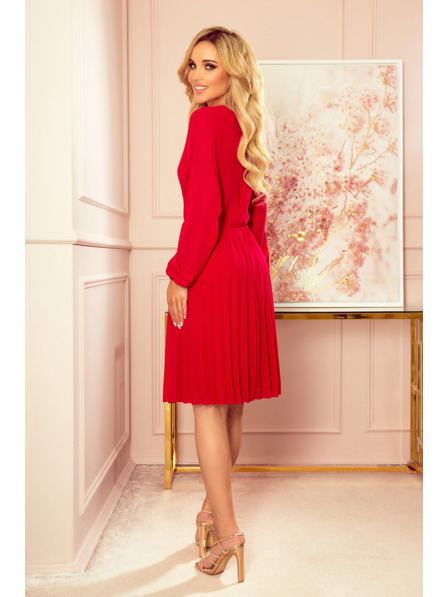 numoco ISABELLE Plisované šaty s výstřihem a dlouhým rukávem - Červené
