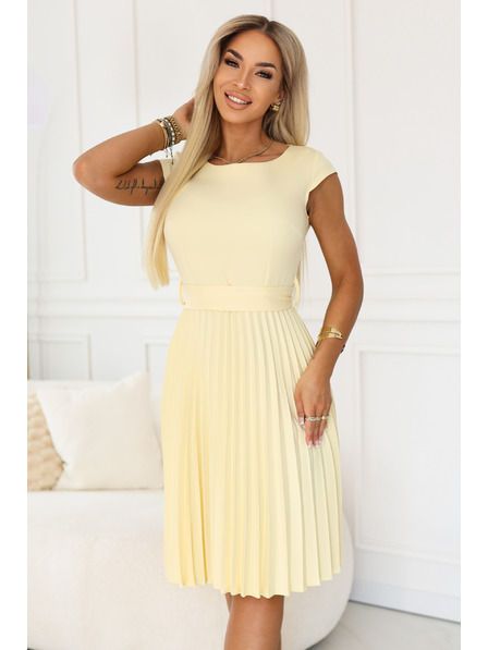 numoco LILA Klasické plisované šaty s krátkým rukávem a páskem - máslová žlutá