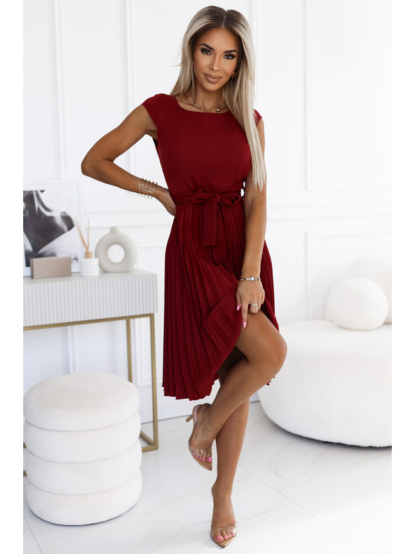 numoco Plisované šaty s krátkým rukávem - barva vínová Numoco LILA