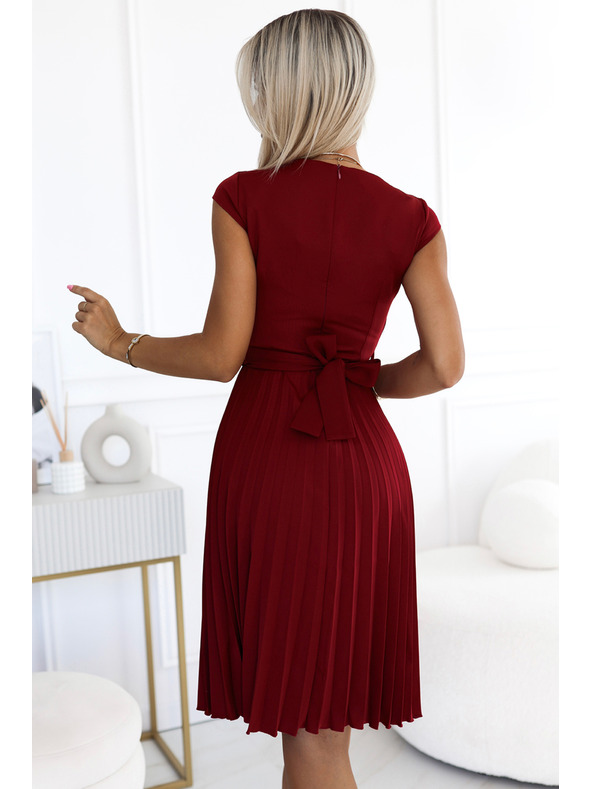 numoco Plisované šaty s krátkým rukávem - barva vínová Numoco LILA
