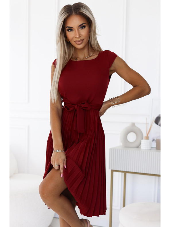 numoco Plisované šaty s krátkým rukávem - barva vínová Numoco LILA