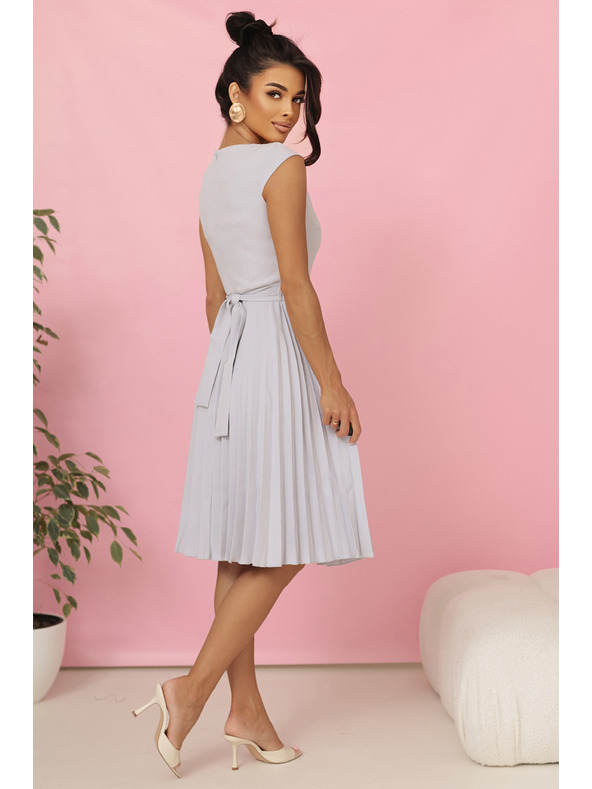 numoco LILA Plisované šaty s krátkým rukávem a páskem - šedé