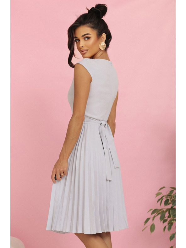 numoco LILA Plisované šaty s krátkým rukávem a páskem - šedé