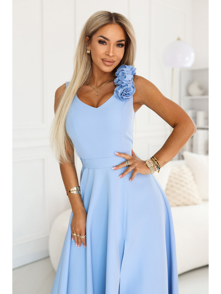 numoco Elegantní večerní maxi šaty s rozparkem a růžemi - světle modré