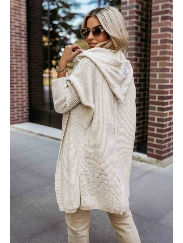 numoco basic Pohodlný oversized kardigan s kapucí a stylovou nášivkou - béžový