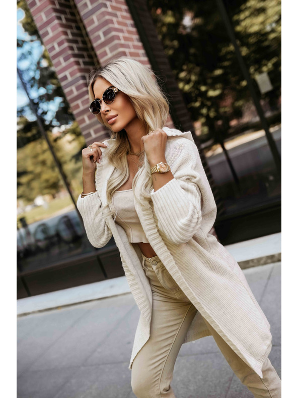 numoco basic Pohodlný oversized kardigan s kapucí a stylovou nášivkou - béžový