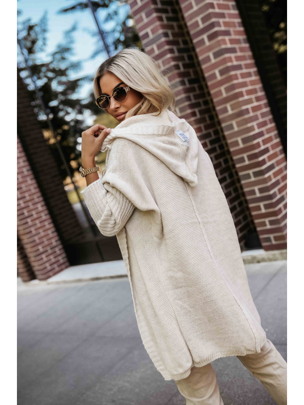 numoco basic Pohodlný oversized kardigan s kapucí a stylovou nášivkou - béžový
