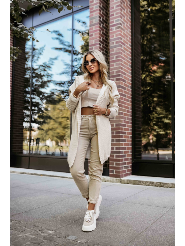 numoco basic Pohodlný oversized kardigan s kapucí a stylovou nášivkou - béžový