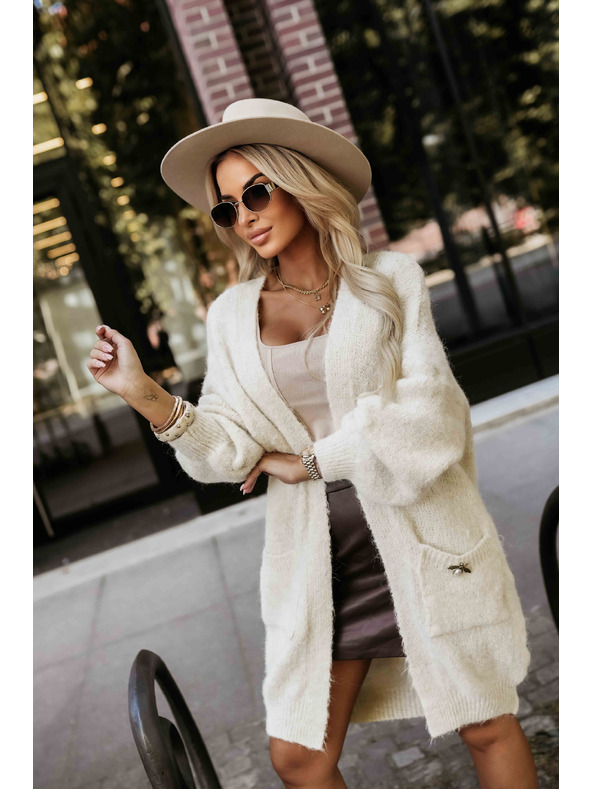 numoco basic Módní oversized kardigan s ozdobnou broží a praktickými kapsami - béžový