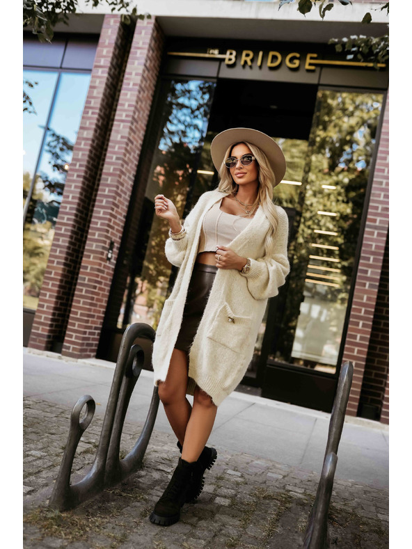 numoco basic Módní oversized kardigan s ozdobnou broží a praktickými kapsami - béžový