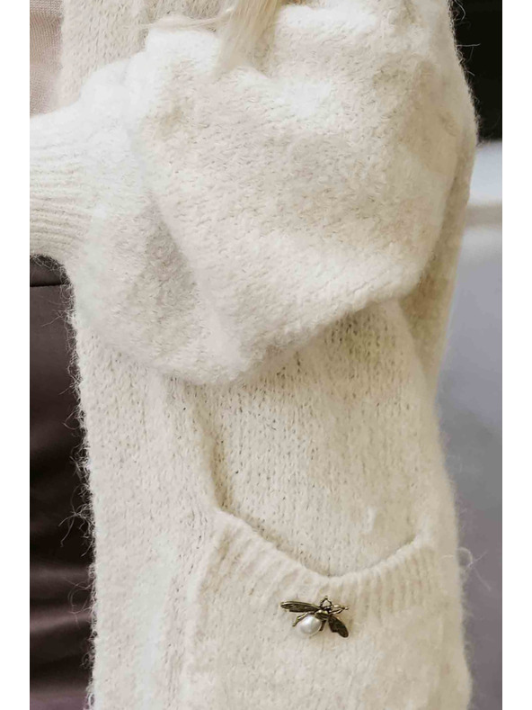 numoco basic Módní oversized kardigan s ozdobnou broží a praktickými kapsami - béžový