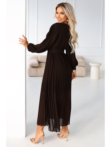 numoco basic KLARA Elegantní skládané midi šaty s páskem a výstřihem - čokoládové