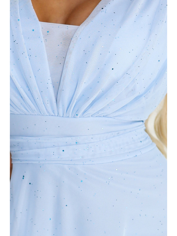 numoco basic Dlouhé lesklé šaty plus size s výstřihem a průhledným rukávkem - světle modrá