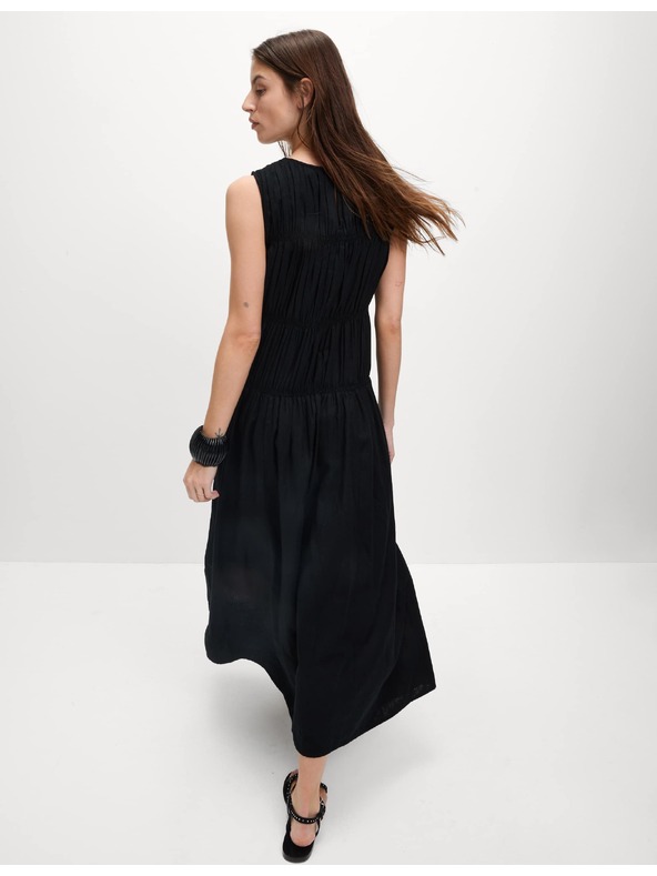 Marks & Spencer Splývavé řasené midi šaty s vysokým podílem lnu Marks & Spencer černá