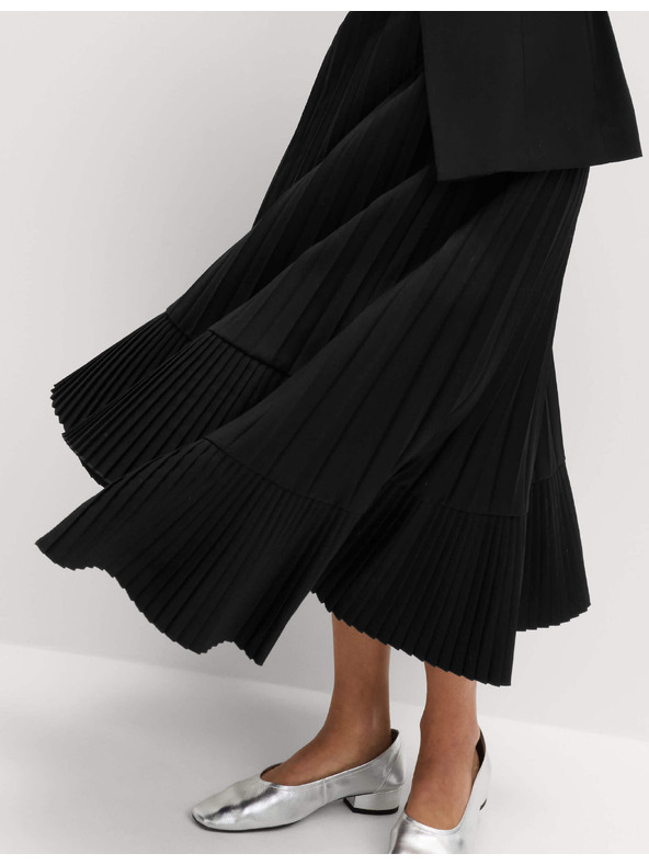 Marks & Spencer Plisovaná asymetrická midi sukně Marks & Spencer černá