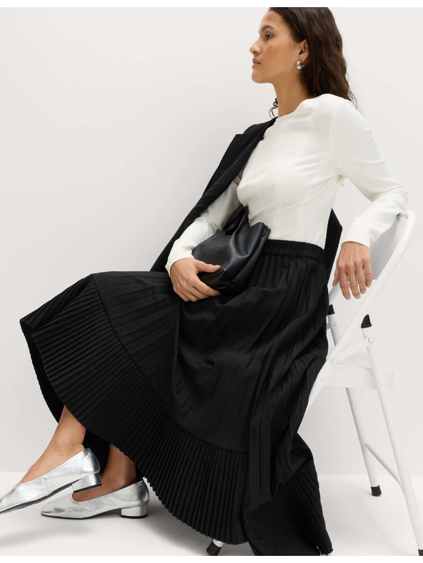 Marks & Spencer Plisovaná asymetrická midi sukně Marks & Spencer černá