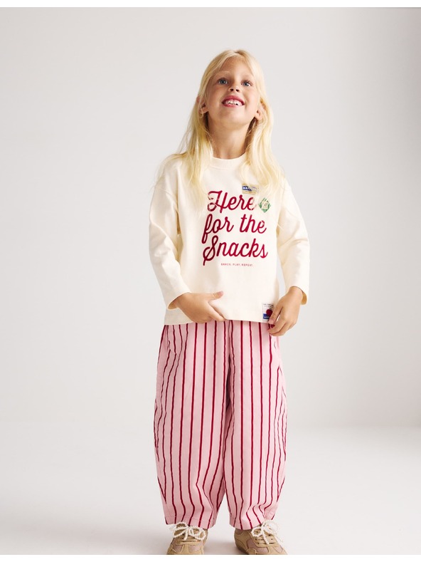 Marks & Spencer Top z čisté bavlny s nápisem „For The Snacks“ (2–8 let) Marks & Spencer smetanová